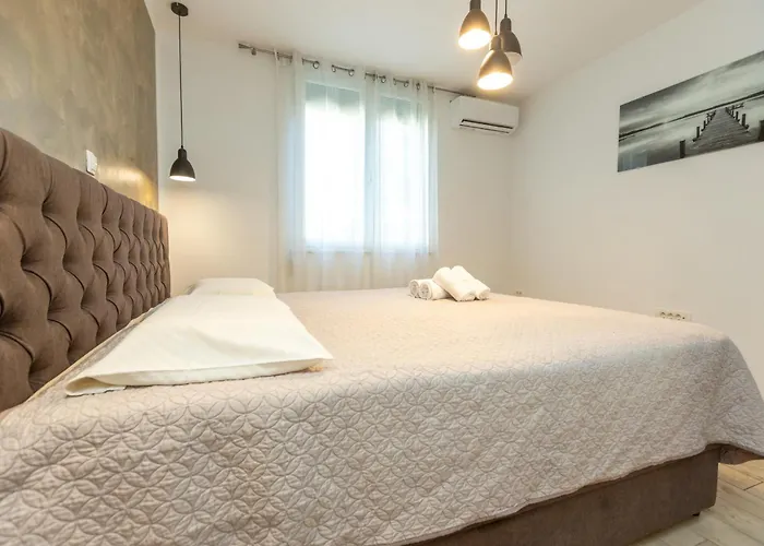 Deluxe Apartment Near The Bridge