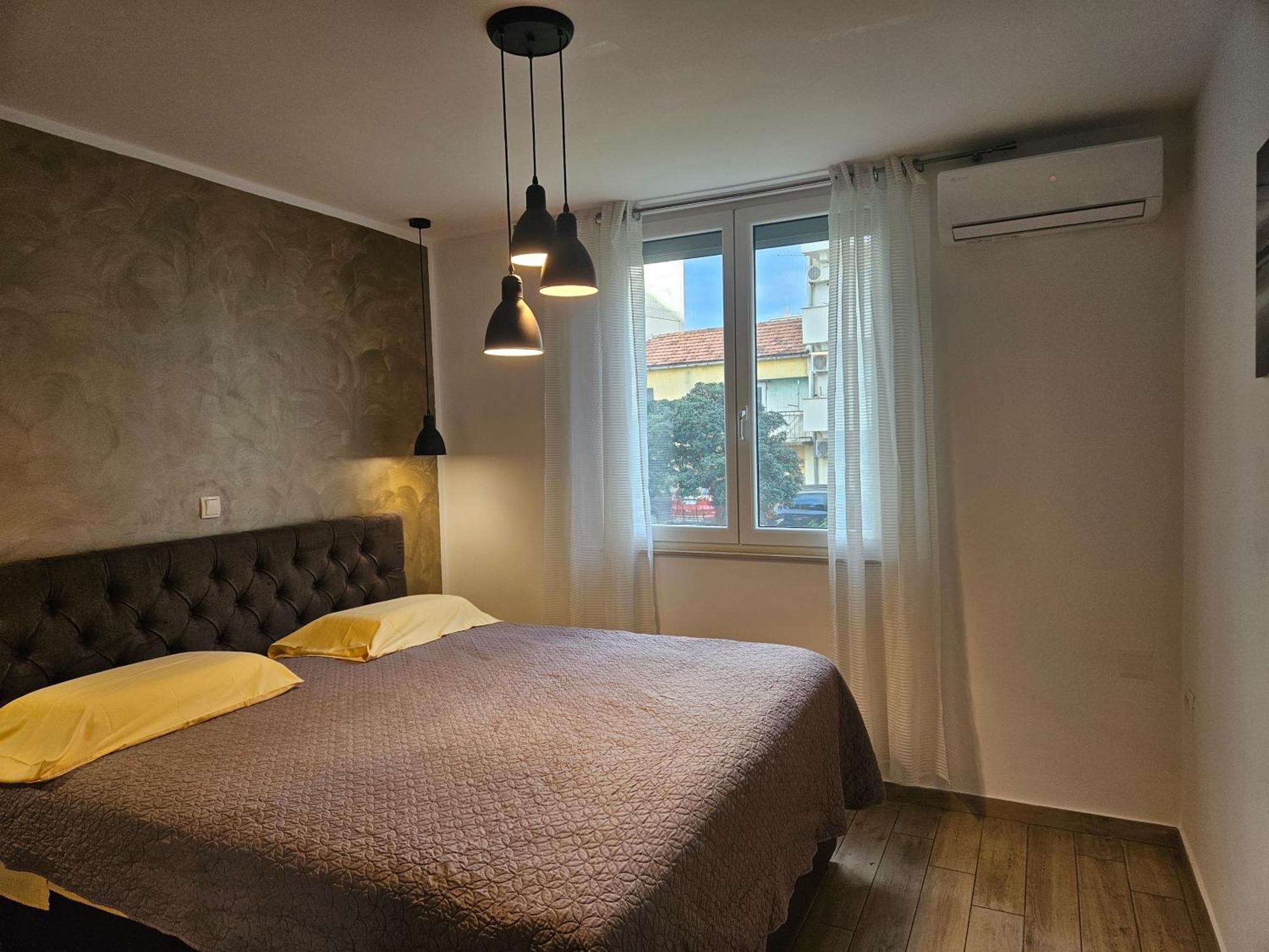 Deluxe Near The Bridge Apartment