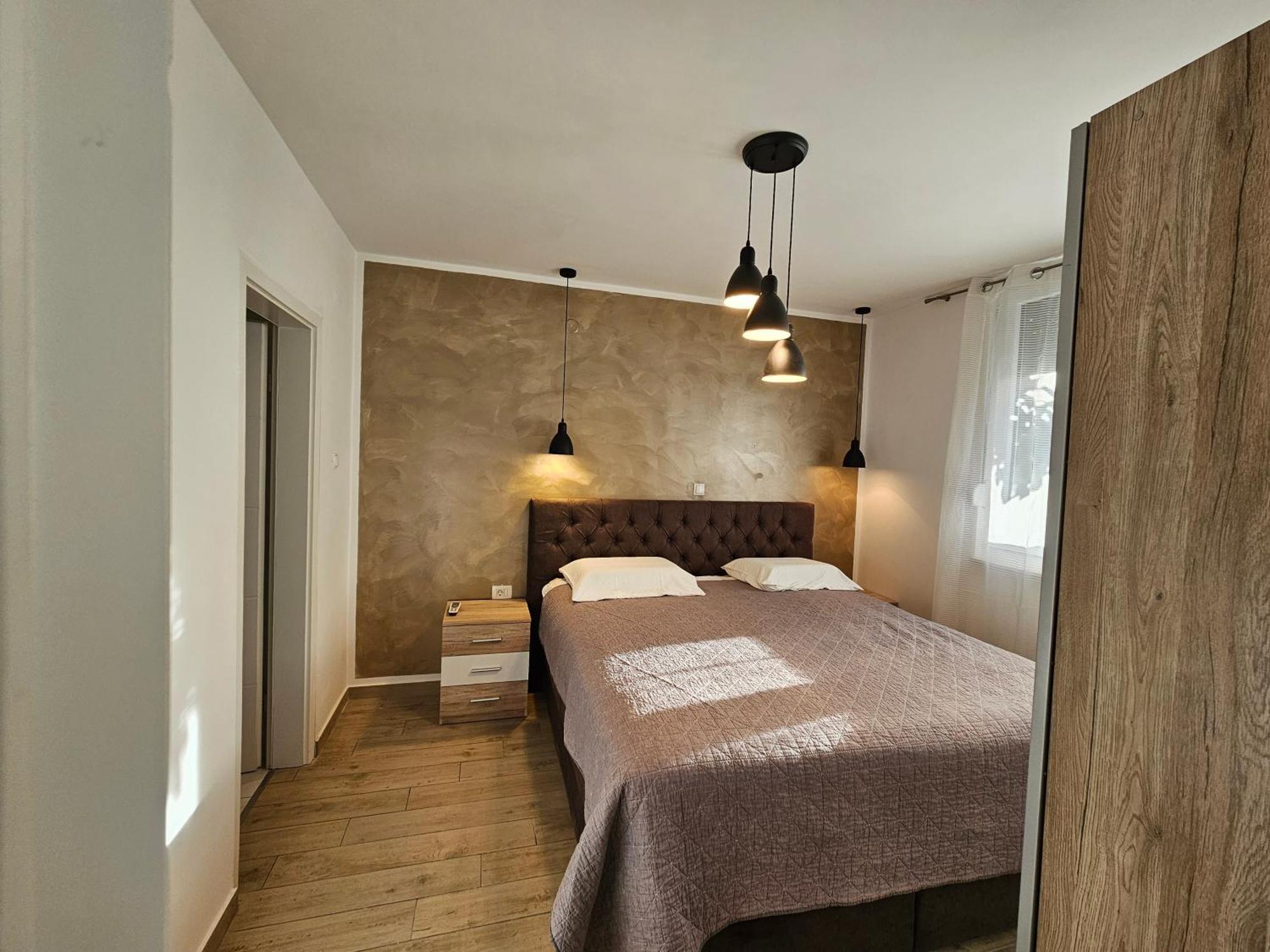 Deluxe Near The Bridge Apartment *