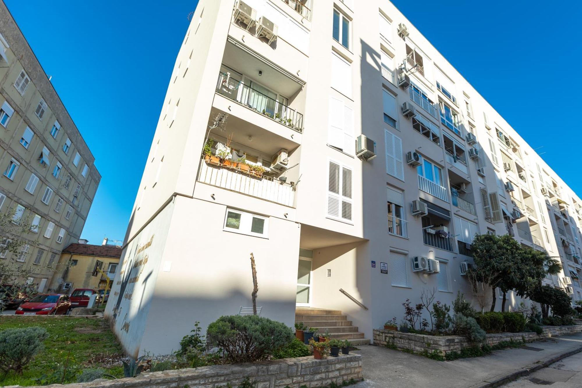 Deluxe Near The Bridge Apartment