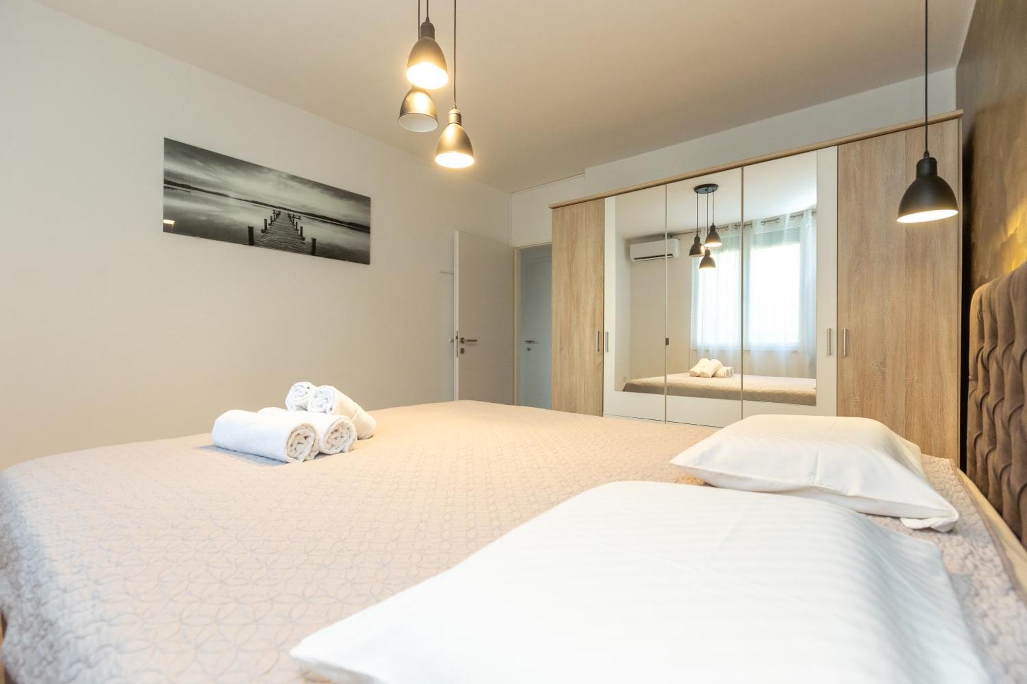 Deluxe Near The Bridge Apartment *